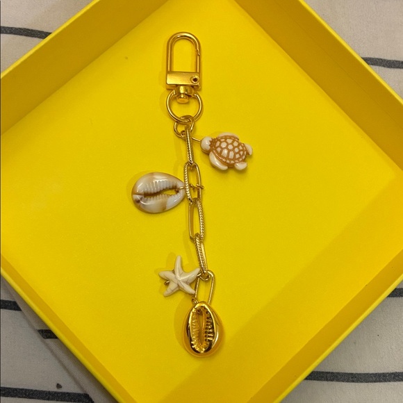 Gold Shell Charm Keychain - Picture 1 of 1